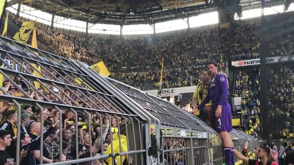 Roman Weidenfeller's last time with BVB fans on the Yellow Wall! - Page 1